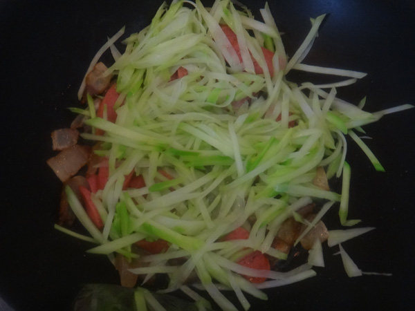 腊肉炒芥兰配热狗肠步骤6
