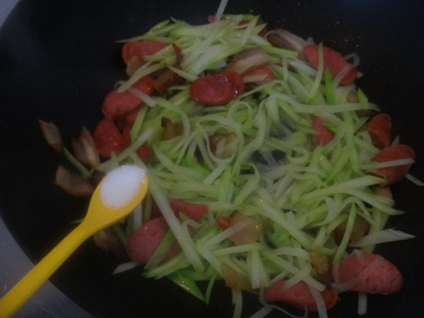 腊肉炒芥兰配热狗肠步骤7