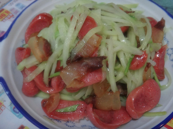 腊肉炒芥兰配热狗肠步骤8