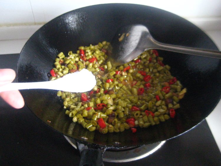 酸豆角炒腊肉步骤8