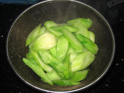 芥蓝炒腊味步骤6