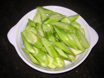 芥蓝炒腊味步骤2