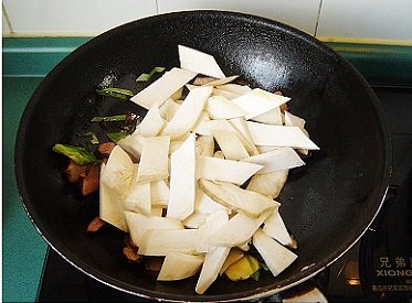 熏腊肉炒杏鲍菇步骤7