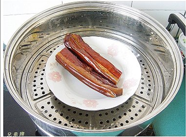 熏腊肉炒杏鲍菇步骤1