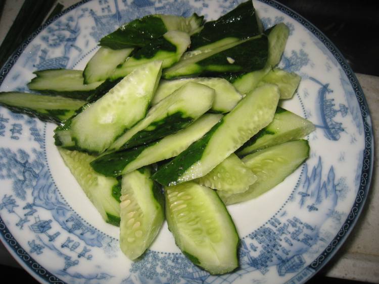 腊肉炒青瓜步骤2