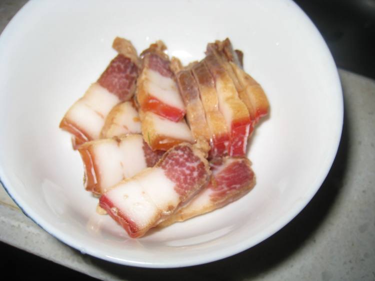 腊肉炒青瓜步骤1