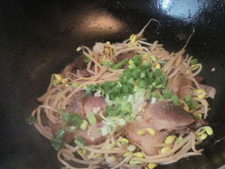 腊肉炒豆芽步骤8