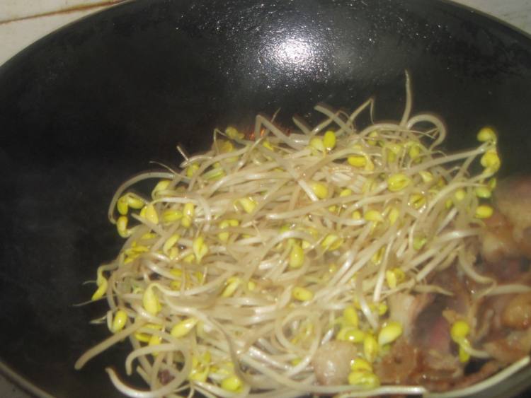 腊肉炒豆芽步骤5