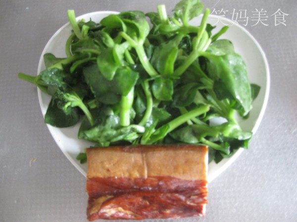 腊肉炒田七步骤1
