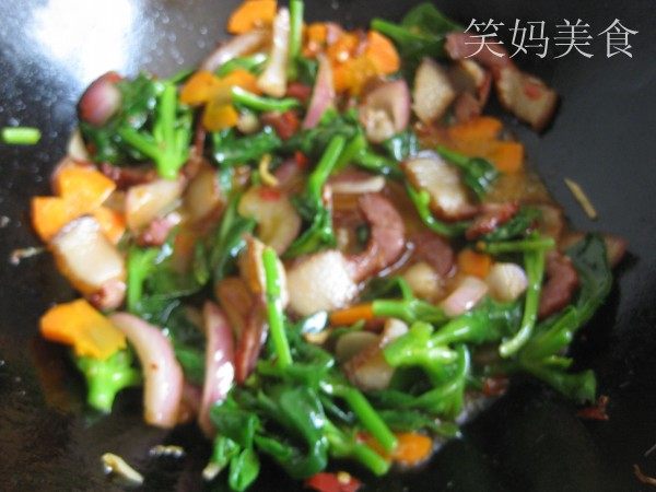 腊肉炒田七步骤10