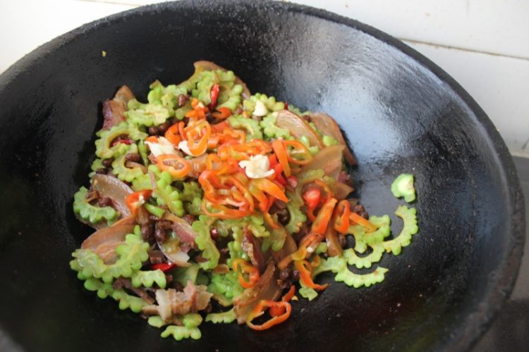 下酒菜：豆豉腊肉炒苦步骤8