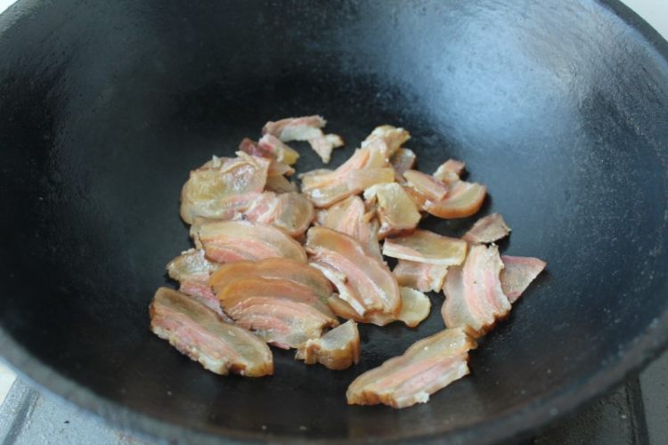 腊肉炒韭菜苔步骤4