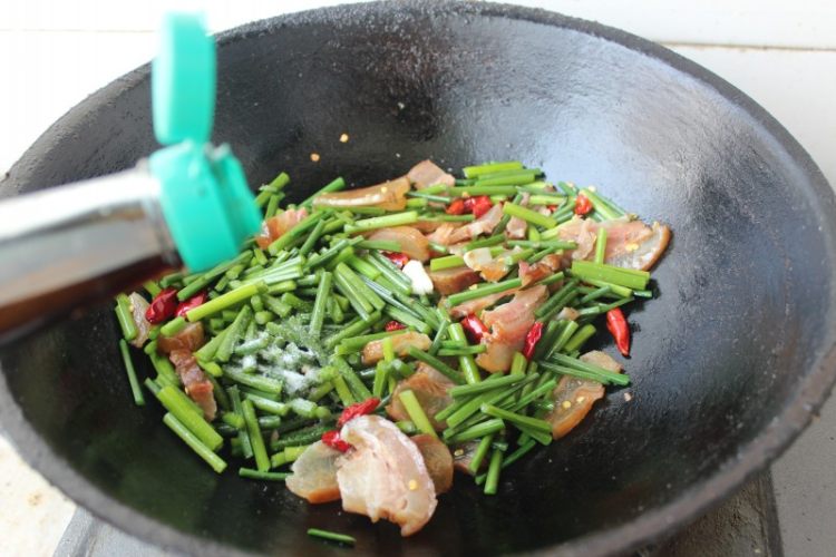 腊肉炒韭菜苔步骤7