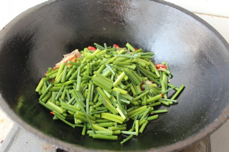 腊肉炒韭菜苔步骤6