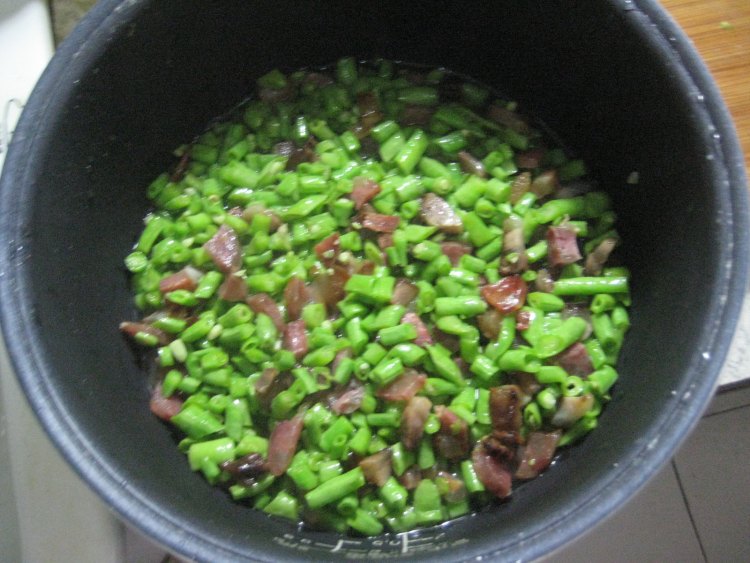 腊味豇豆焖饭步骤7