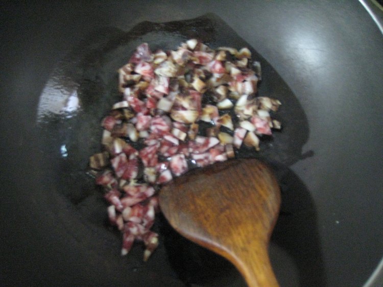 腊味豇豆焖饭步骤5