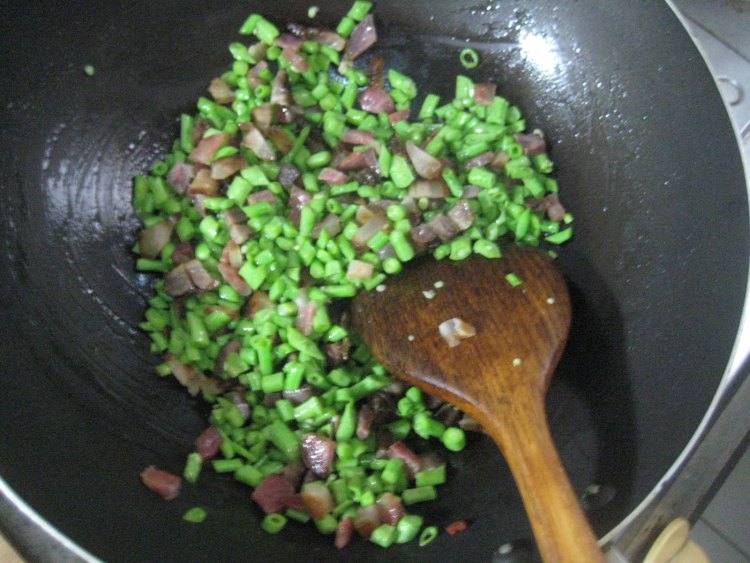 腊味豇豆焖饭步骤6