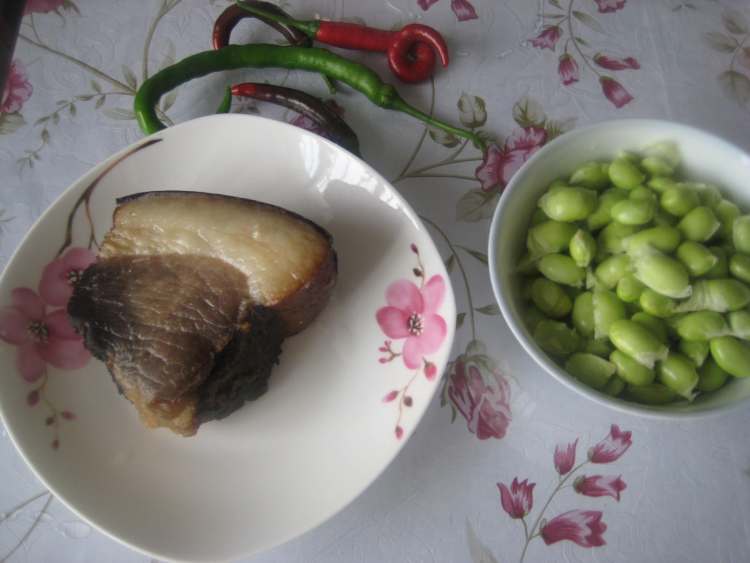 腊肉丁炒毛豆步骤1