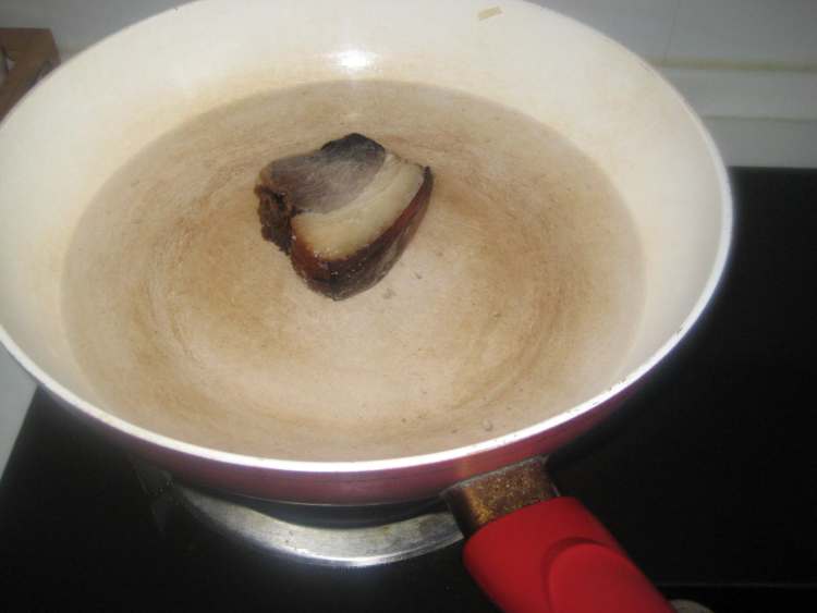 腊肉丁炒毛豆步骤2