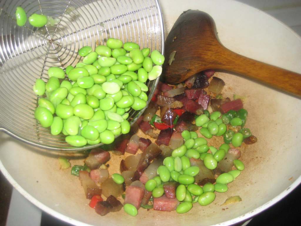 腊肉丁炒毛豆步骤9