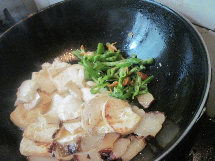 腊肉煎豆腐步骤8