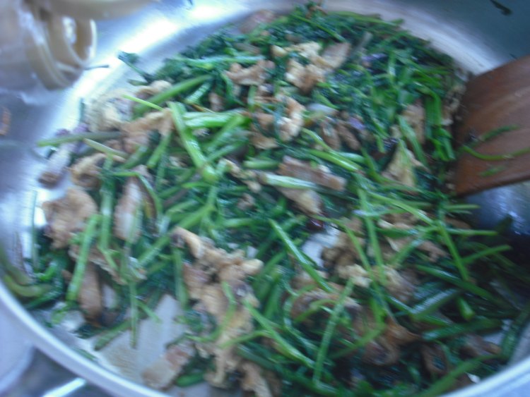 水芹菜炒腊肉步骤7