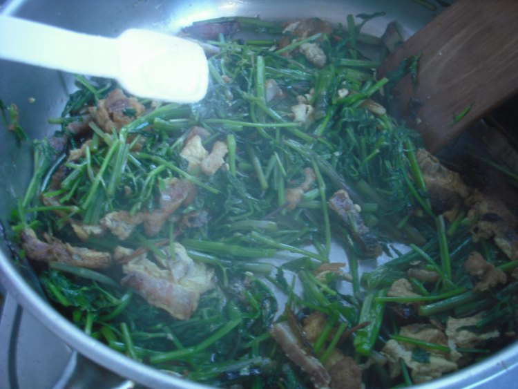 水芹菜炒腊肉步骤6