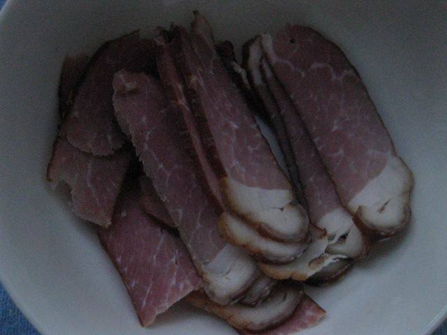 洋葱蒜薹炒腊肉步骤1