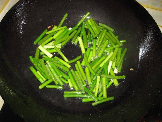 洋葱蒜薹炒腊肉步骤4