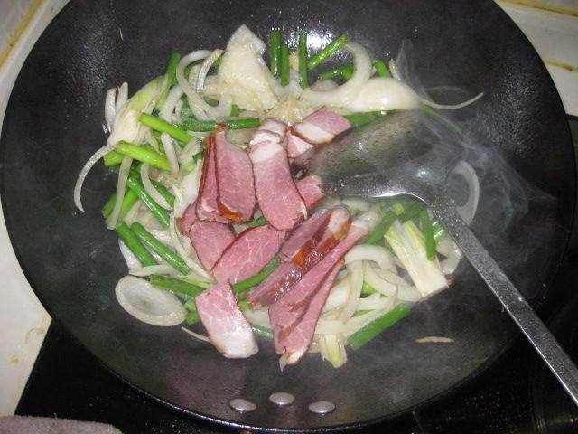 洋葱蒜薹炒腊肉步骤6