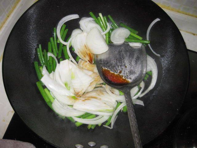 洋葱蒜薹炒腊肉步骤5