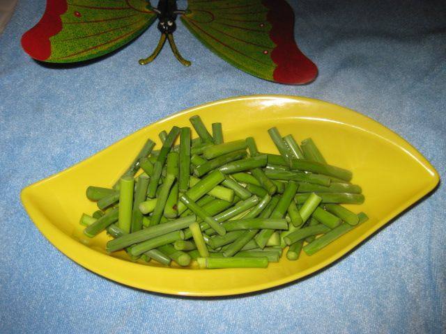 洋葱蒜薹炒腊肉步骤3