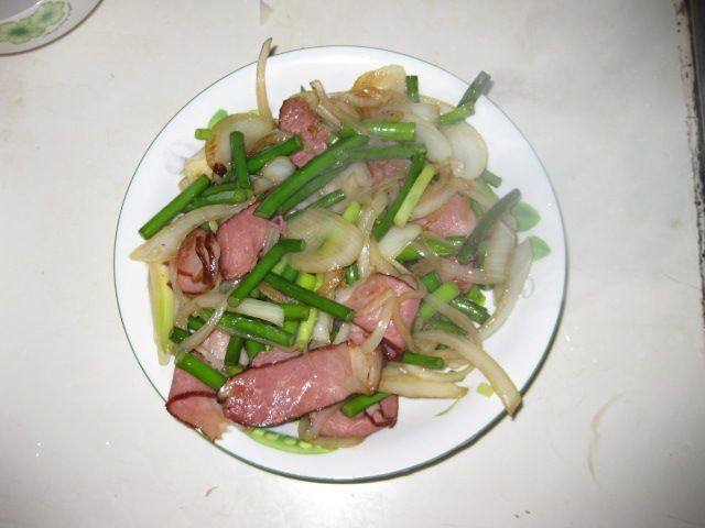 洋葱蒜薹炒腊肉步骤7