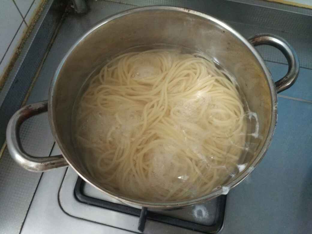 芹菜火腿意面步骤1