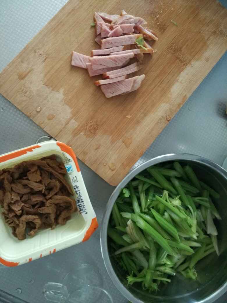 芹菜火腿意面步骤2