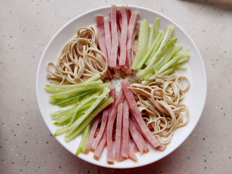 快手拌饭步骤5