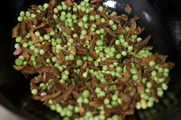 萝卜干青豆炒火腿步骤5