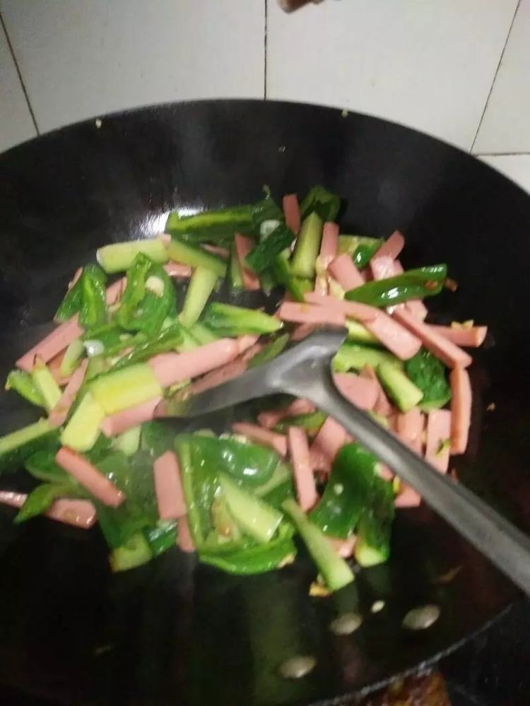 小炒火腿黄瓜条步骤4