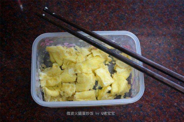 微波火腿蛋炒饭步骤5