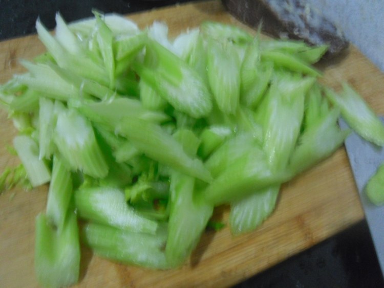 火腿西芹步骤2