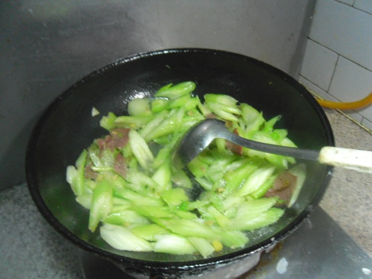 火腿西芹步骤7