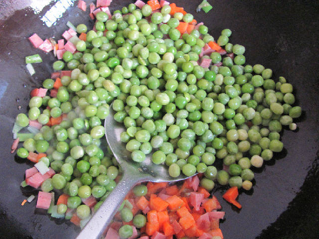 火腿胡萝卜炒豌豆步骤5