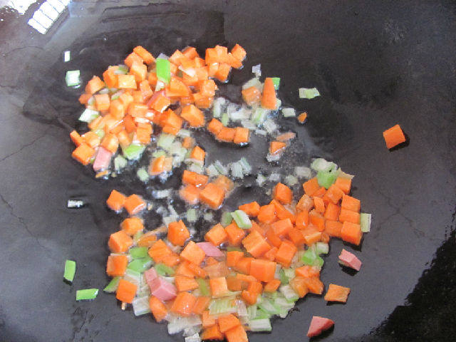 火腿胡萝卜炒豌豆步骤3