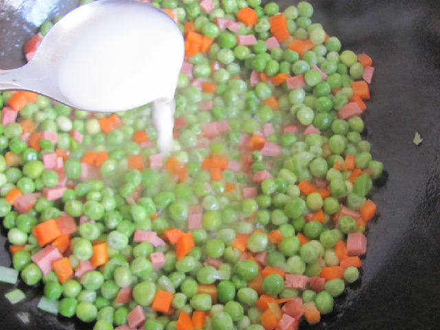 火腿胡萝卜炒豌豆步骤7