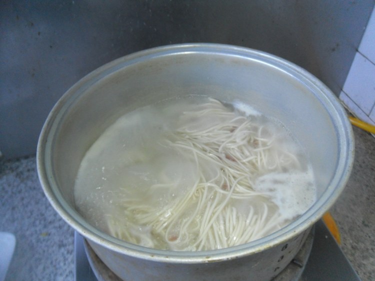 菠菜火腿热汤面步骤7