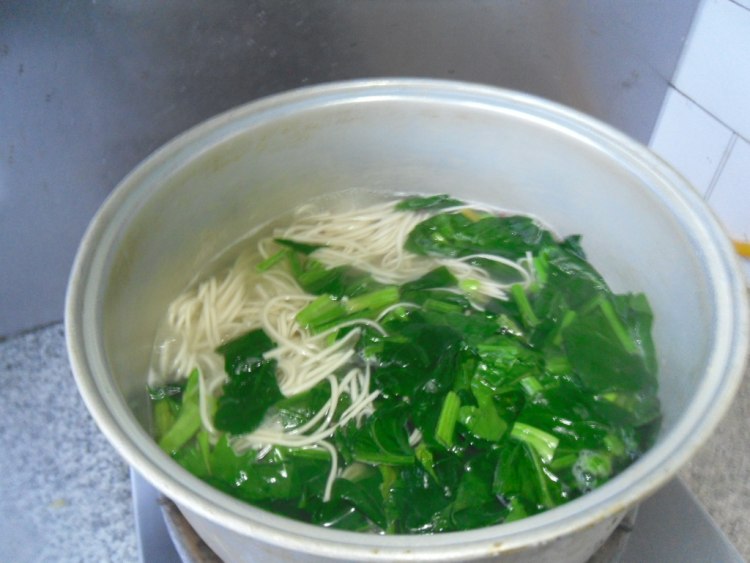 菠菜火腿热汤面步骤9