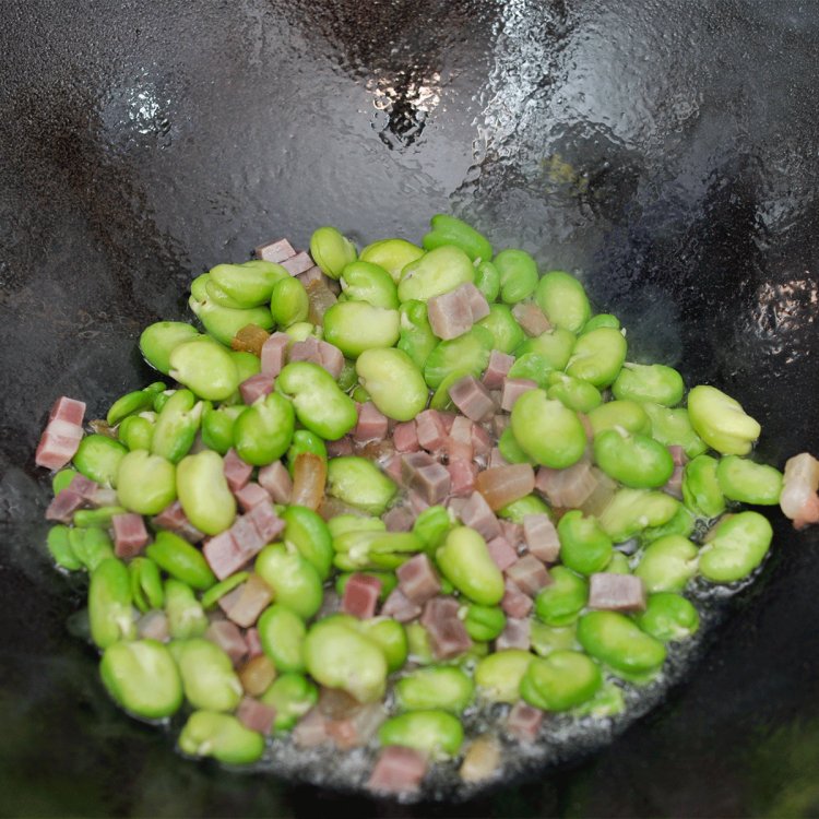 蚕豆火腿焖饭步骤4