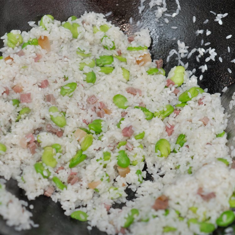 蚕豆火腿焖饭步骤5