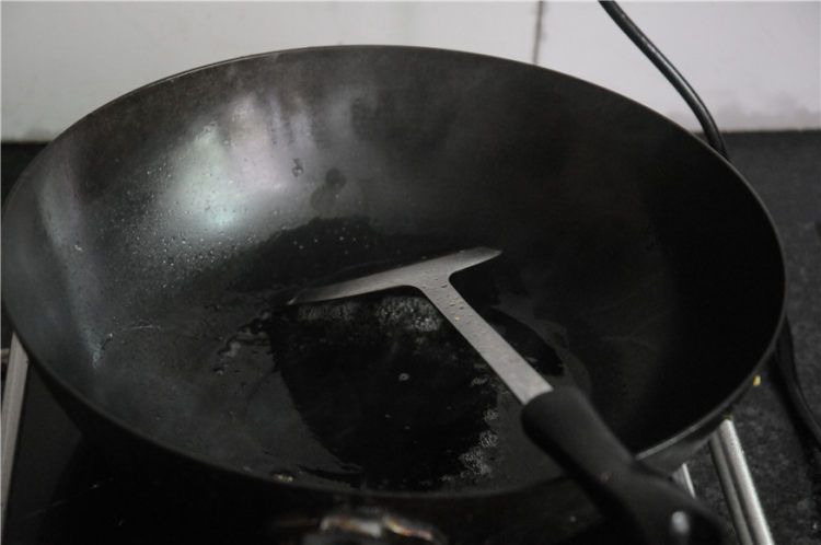青豆玉米炒胡萝卜粒步骤3