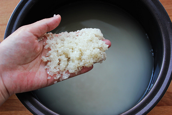 什锦泡菜炒饭步骤2